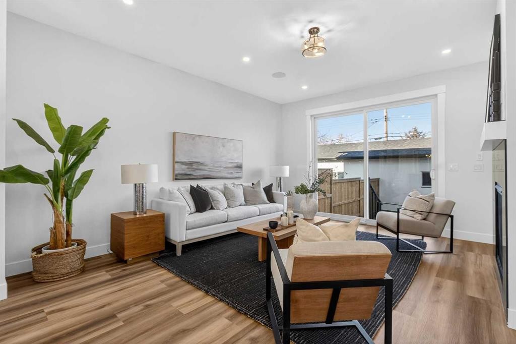 430 33 Avenue Nw, Calgary, AB - Indoor Photo Showing Living Room