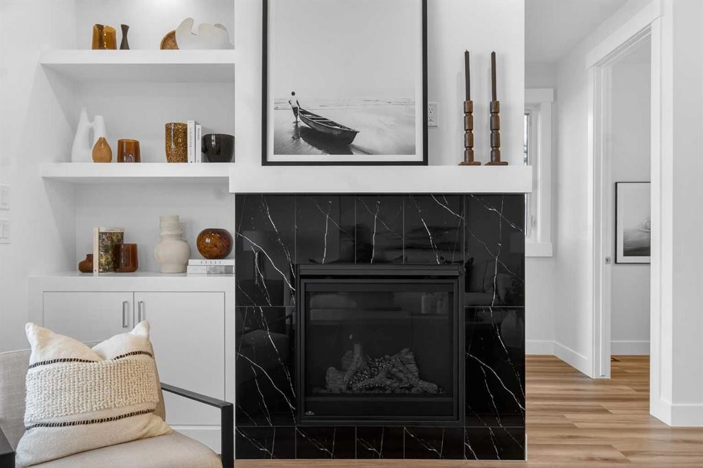 430 33 Avenue Nw, Calgary, AB - Indoor Photo Showing Living Room With Fireplace