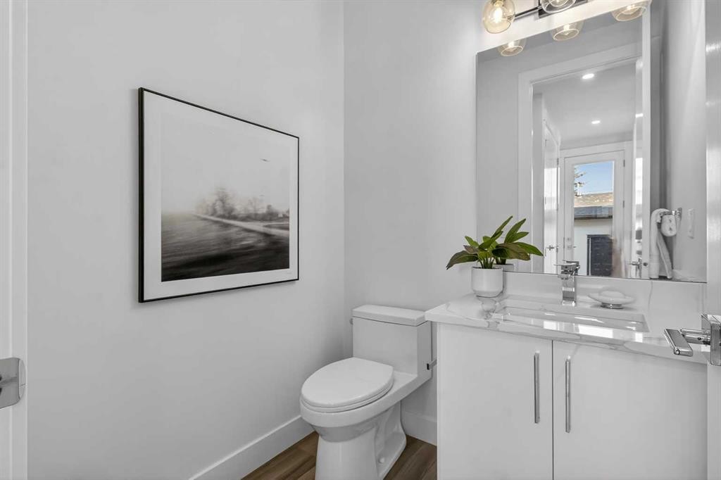 430 33 Avenue Nw, Calgary, AB - Indoor Photo Showing Bathroom