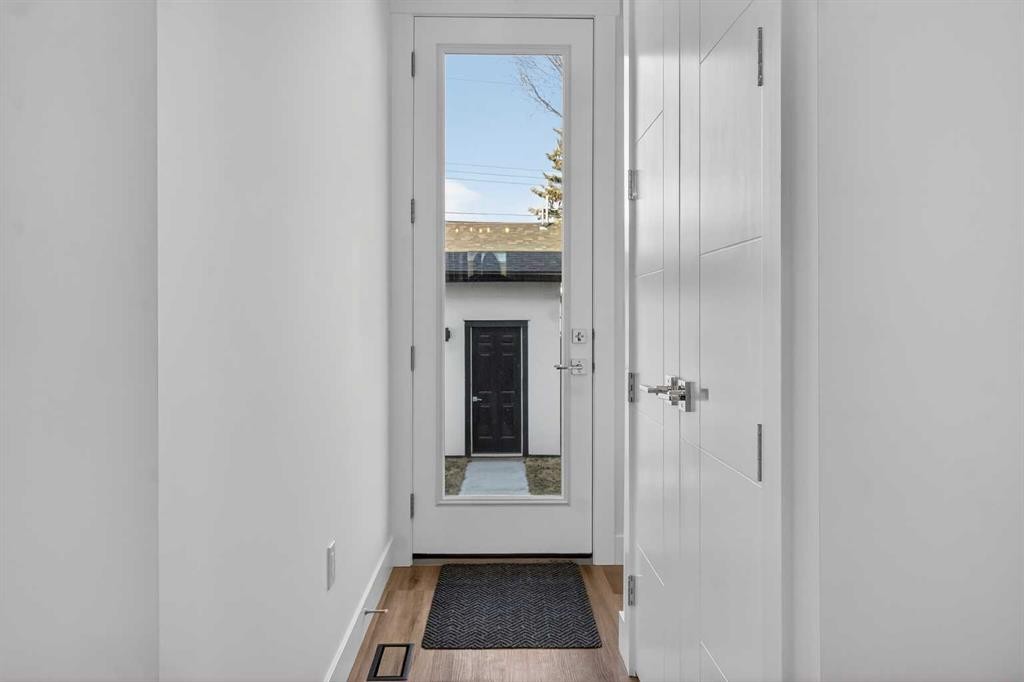 430 33 Avenue Nw, Calgary, AB - Indoor Photo Showing Other Room