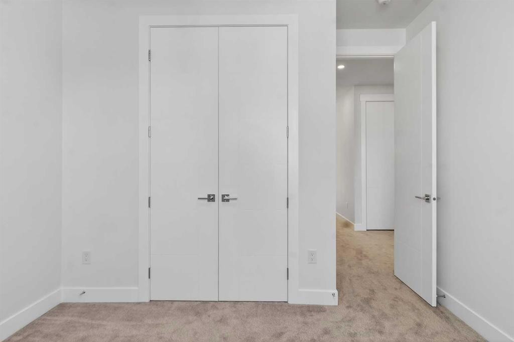 430 33 Avenue Nw, Calgary, AB - Indoor Photo Showing Other Room