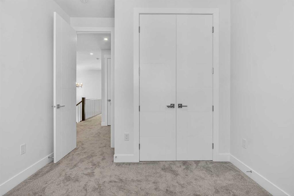 430 33 Avenue Nw, Calgary, AB - Indoor Photo Showing Other Room