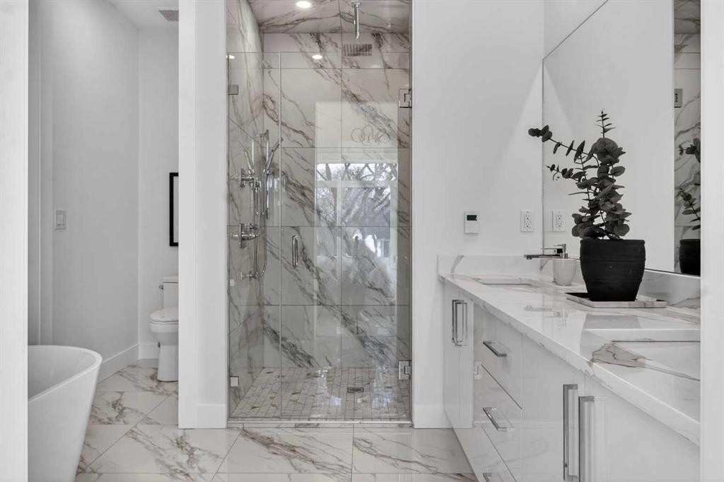 430 33 Avenue Nw, Calgary, AB - Indoor Photo Showing Bathroom