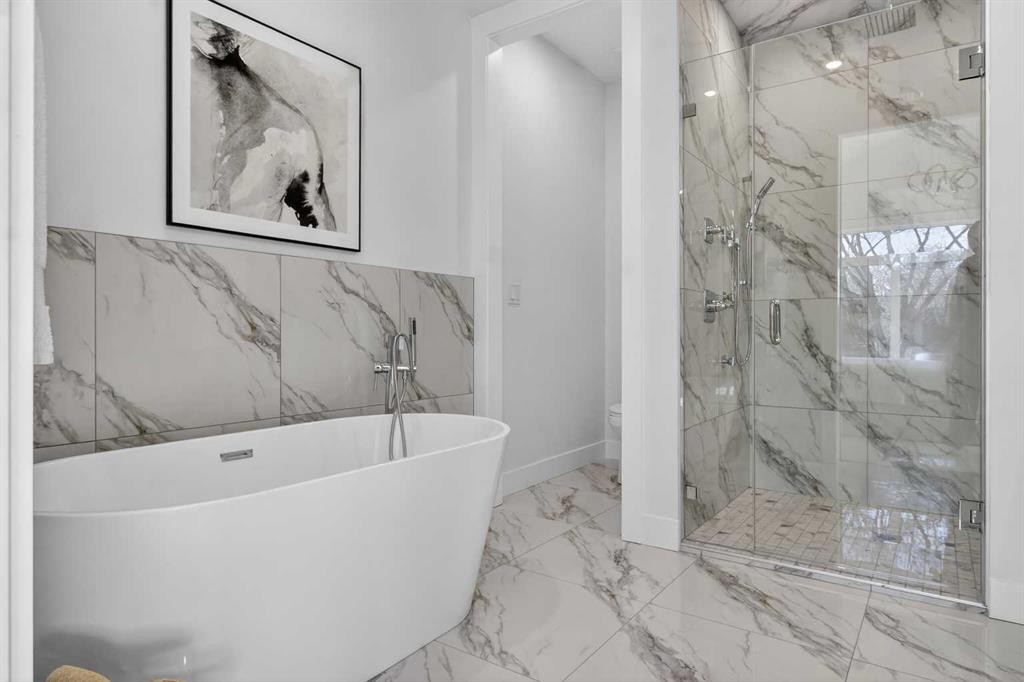 430 33 Avenue Nw, Calgary, AB - Indoor Photo Showing Bathroom