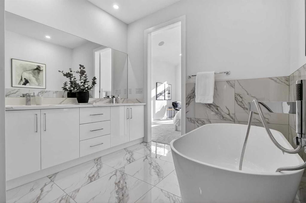 430 33 Avenue Nw, Calgary, AB - Indoor Photo Showing Bathroom