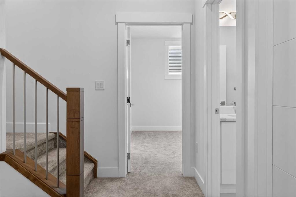 430 33 Avenue Nw, Calgary, AB - Indoor Photo Showing Other Room