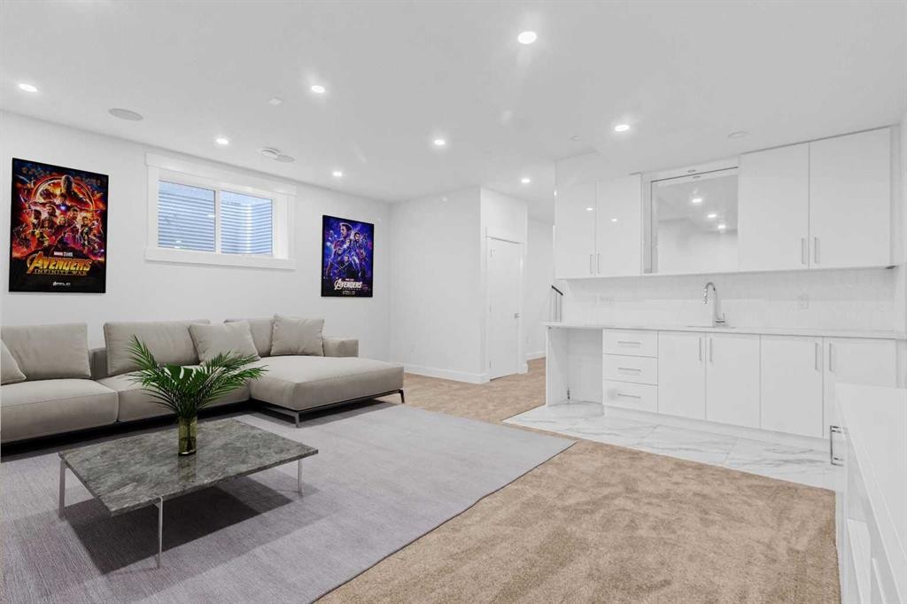 430 33 Avenue Nw, Calgary, AB - Indoor Photo Showing Living Room