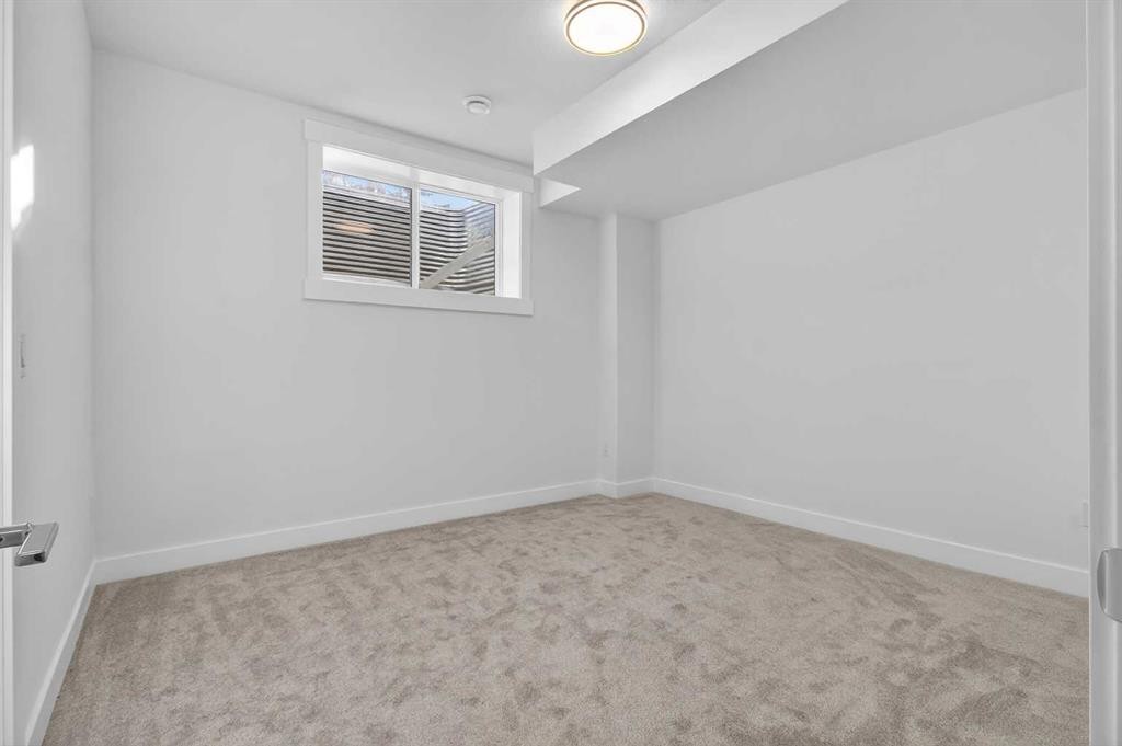 430 33 Avenue Nw, Calgary, AB - Indoor Photo Showing Other Room