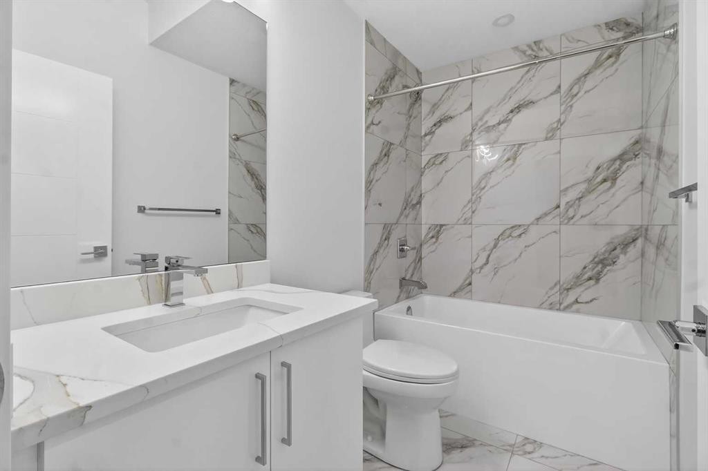 430 33 Avenue Nw, Calgary, AB - Indoor Photo Showing Bathroom