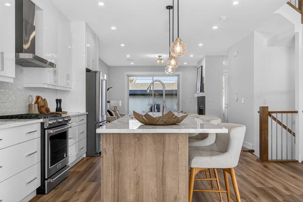 430 33 Avenue Nw, Calgary, AB - Indoor Photo Showing Kitchen With Upgraded Kitchen