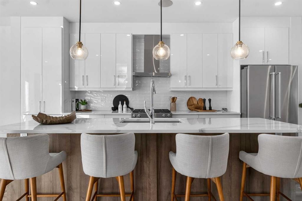 430 33 Avenue Nw, Calgary, AB - Indoor Photo Showing Kitchen With Upgraded Kitchen