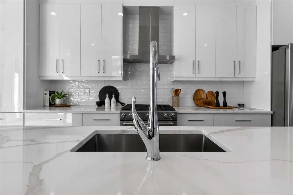 430 33 Avenue Nw, Calgary, AB - Indoor Photo Showing Kitchen With Double Sink With Upgraded Kitchen
