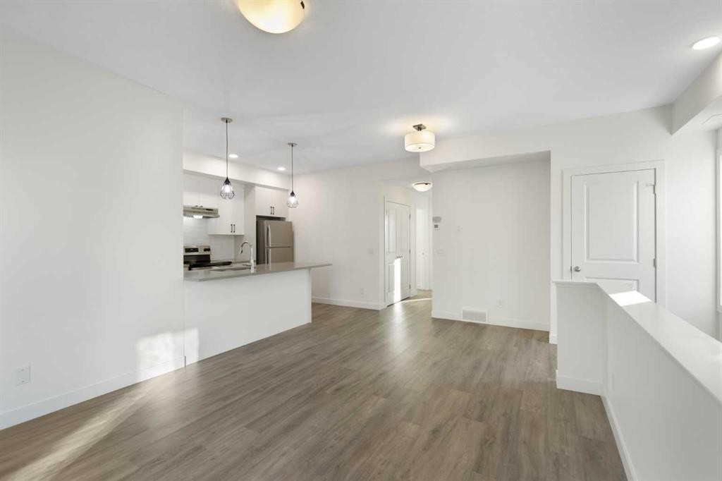 1301-24 Rivercrest Drive, Cochrane, AB - Indoor Photo Showing Kitchen