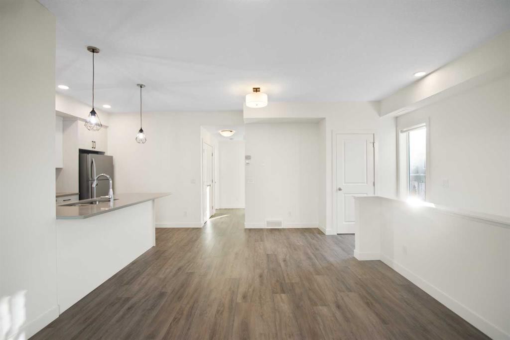 1301-24 Rivercrest Drive, Cochrane, AB - Indoor Photo Showing Kitchen