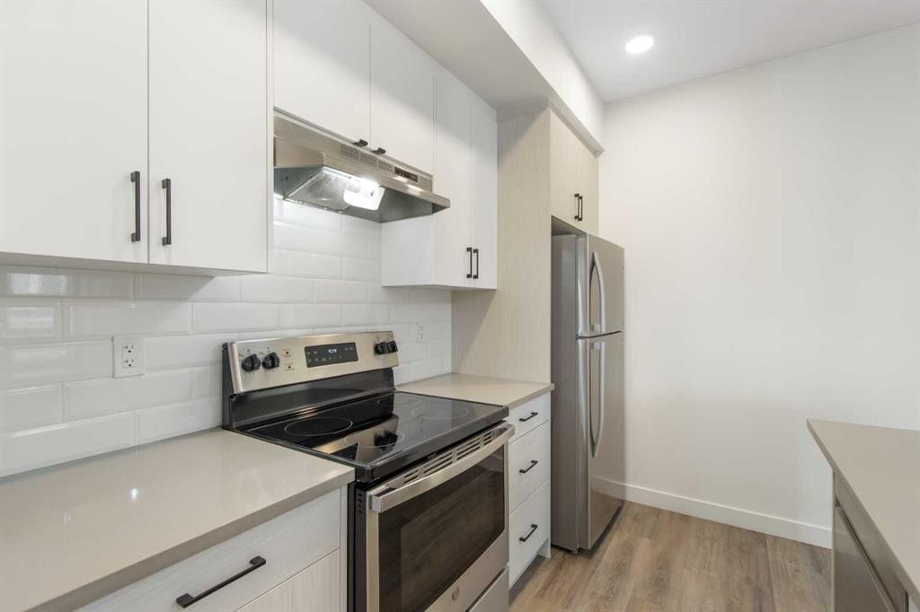 1301-24 Rivercrest Drive, Cochrane, AB - Indoor Photo Showing Kitchen