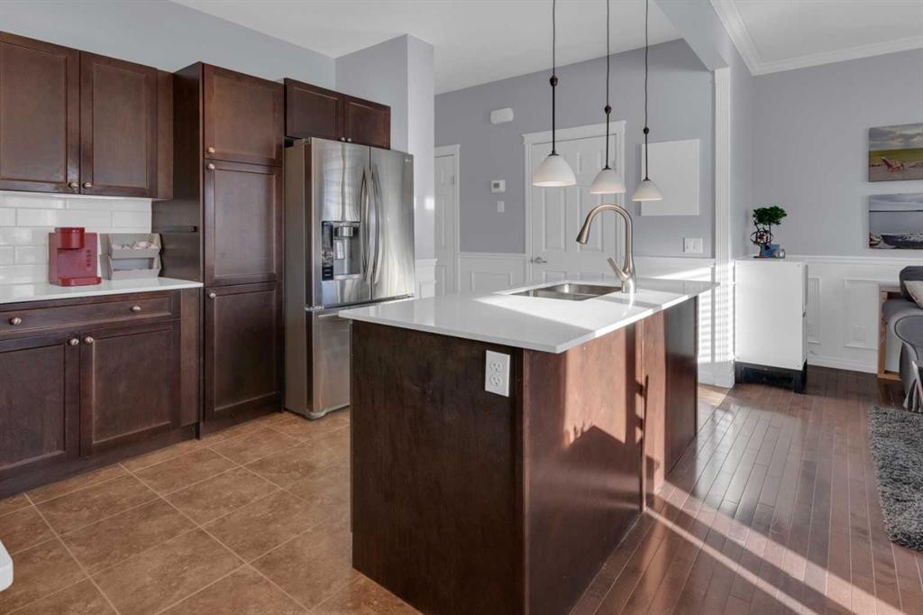 605-620 Luxstone Landing Sw, Airdrie, AB - Indoor Photo Showing Kitchen With Upgraded Kitchen