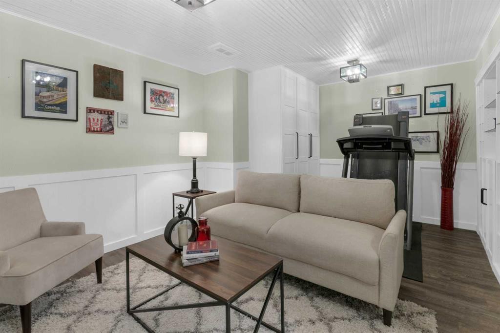 605-620 Luxstone Landing Sw, Airdrie, AB - Indoor Photo Showing Living Room