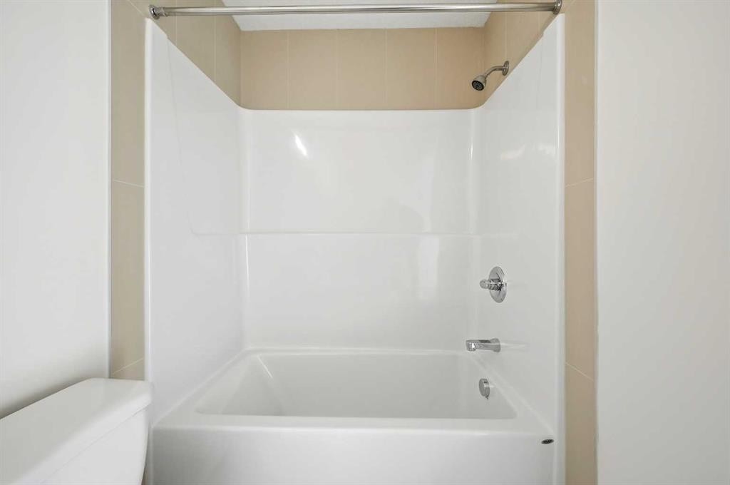 2425-15 Skyview Point Crescent Ne, Calgary, AB - Indoor Photo Showing Bathroom