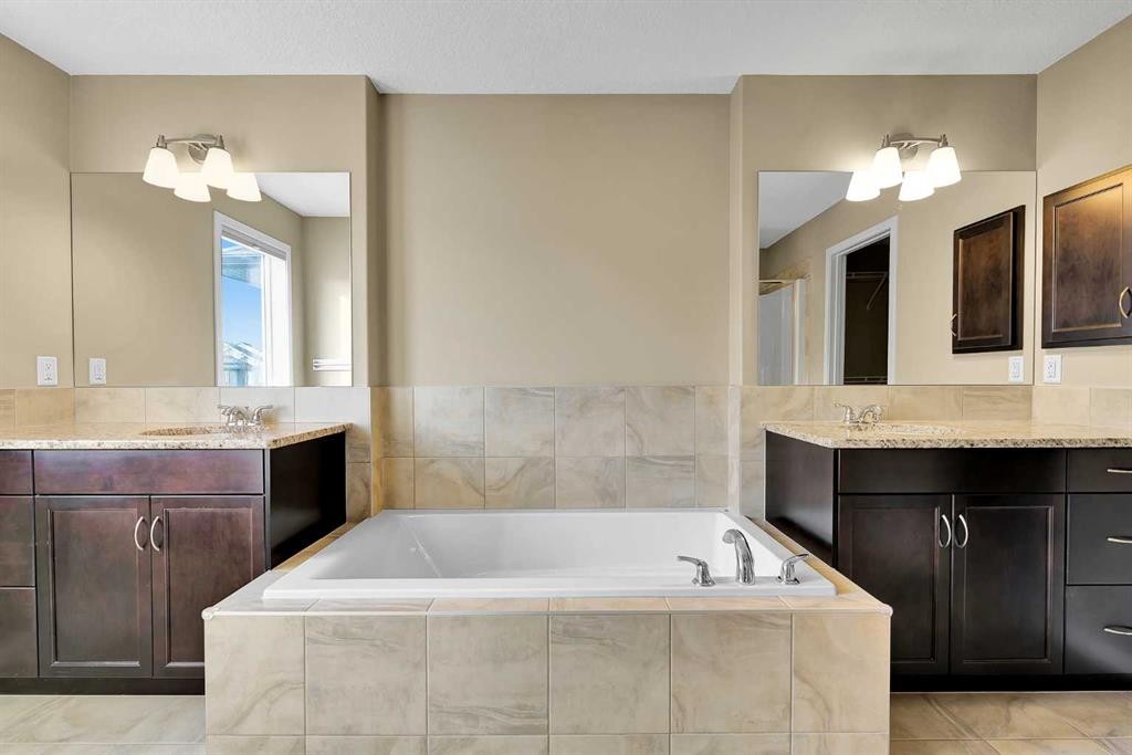 88 Nolanfield Crescent Nw, Calgary, AB - Indoor Photo Showing Bathroom