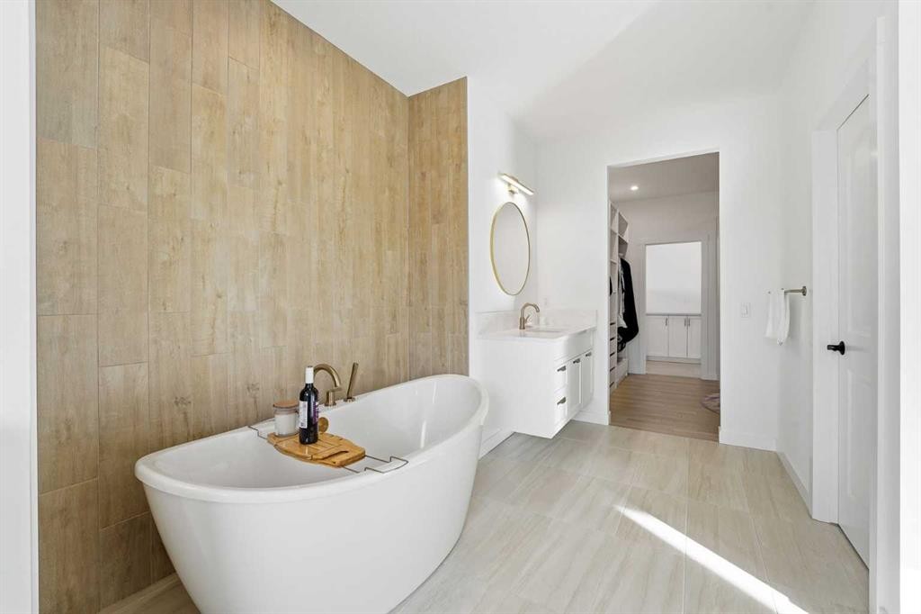 65 Rowmont Link Nw, Calgary, AB - Indoor Photo Showing Bathroom