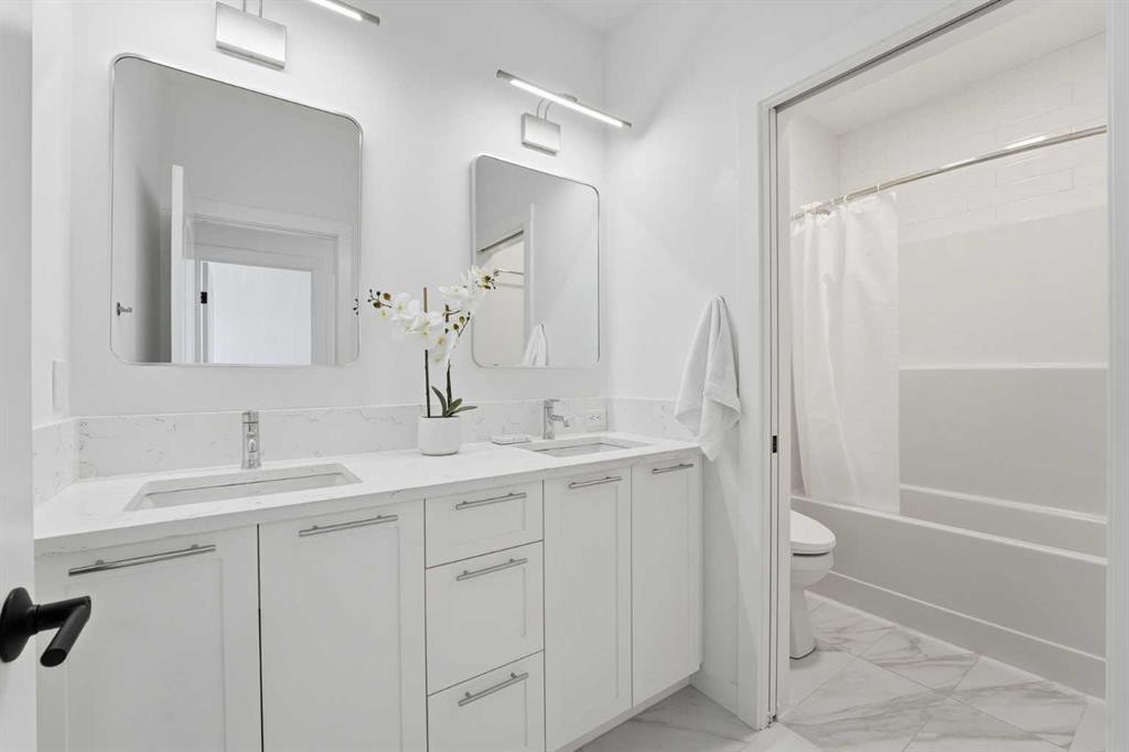 65 Rowmont Link Nw, Calgary, AB - Indoor Photo Showing Bathroom