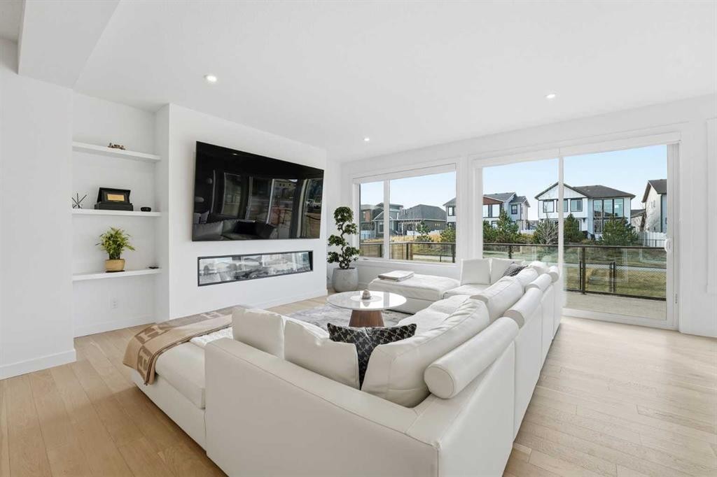 65 Rowmont Link Nw, Calgary, AB - Indoor Photo Showing Living Room