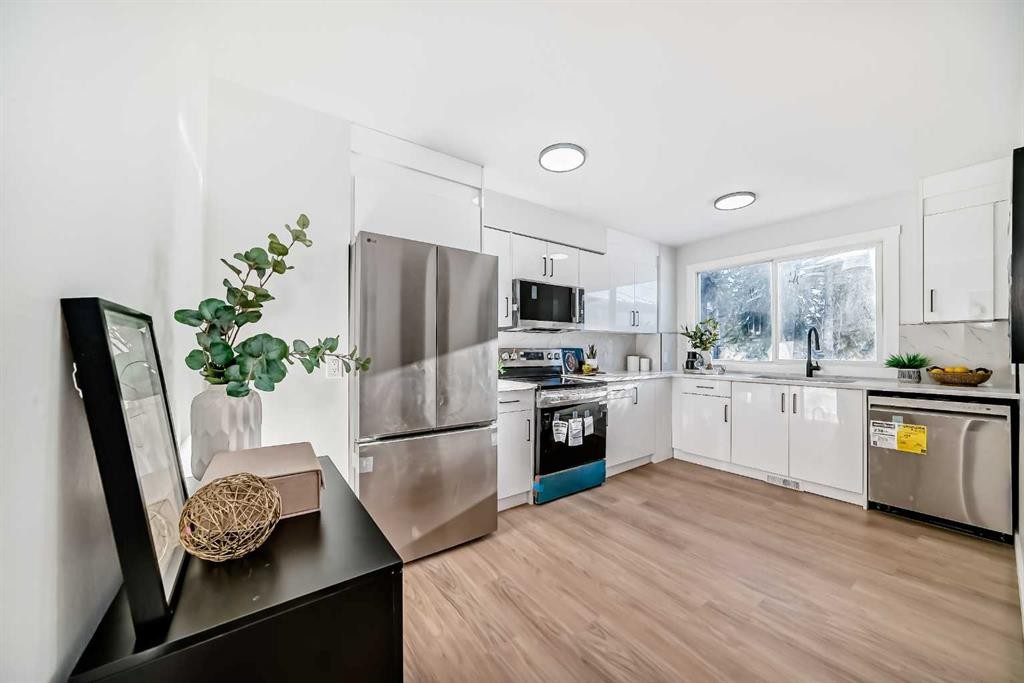 146-2211 19 Street Ne, Calgary, AB - Indoor Photo Showing Kitchen