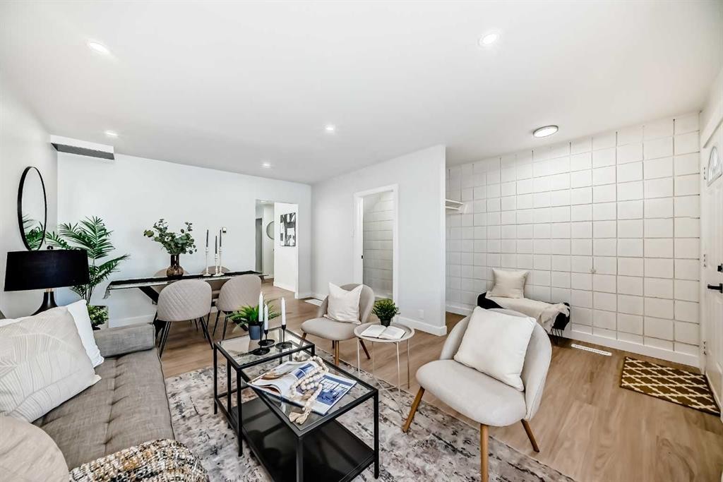 146-2211 19 Street Ne, Calgary, AB - Indoor Photo Showing Living Room