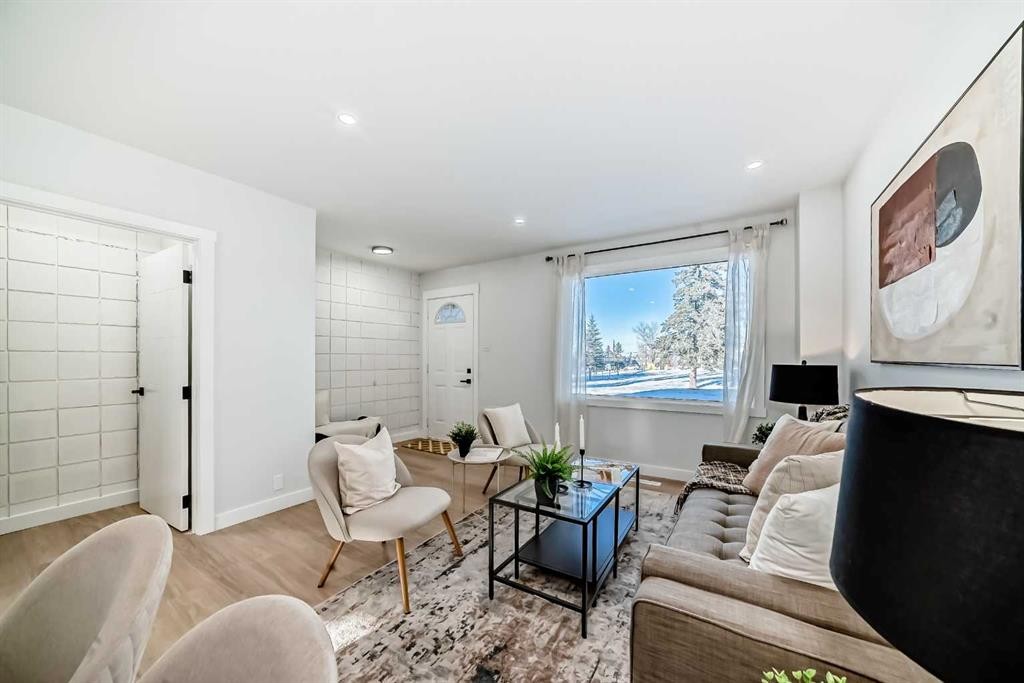 146-2211 19 Street Ne, Calgary, AB - Indoor Photo Showing Living Room