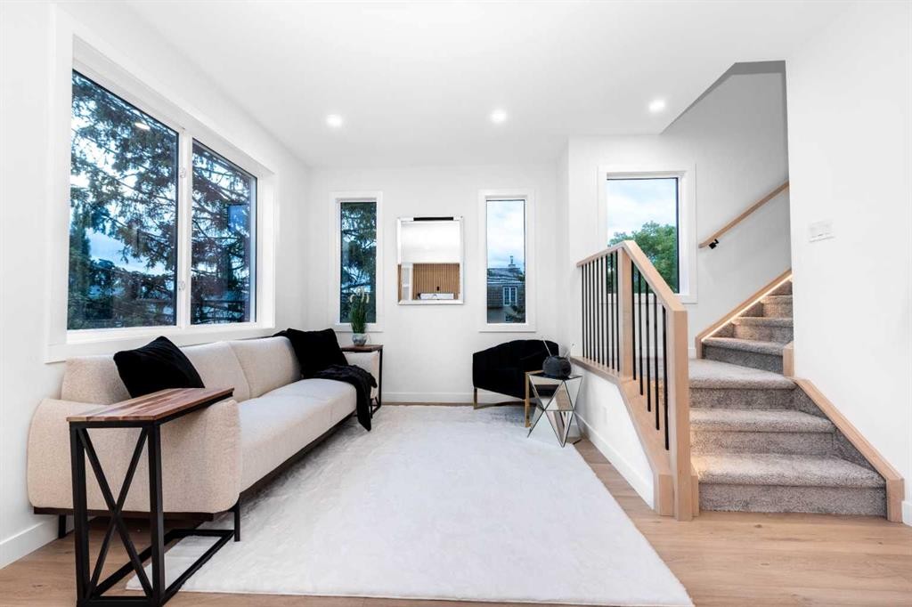 2402 Westmount Road Nw, Calgary, AB - Indoor Photo Showing Other Room