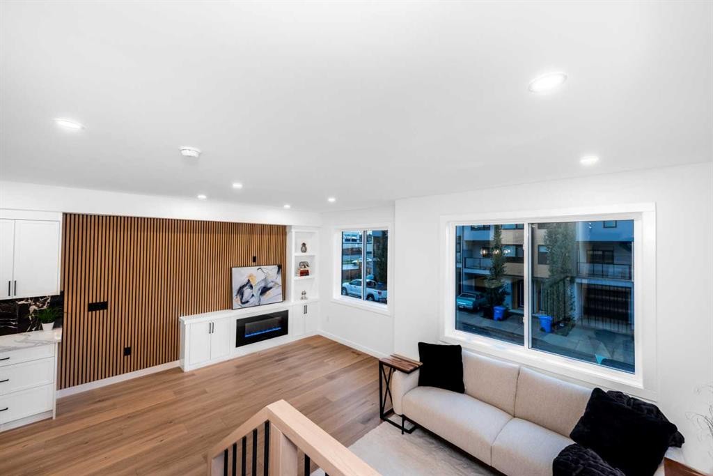 2402 Westmount Road Nw, Calgary, AB - Indoor Photo Showing Other Room