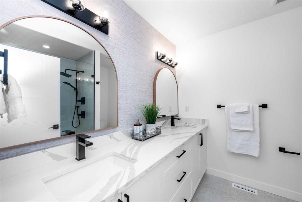 2402 Westmount Road Nw, Calgary, AB - Indoor Photo Showing Bathroom
