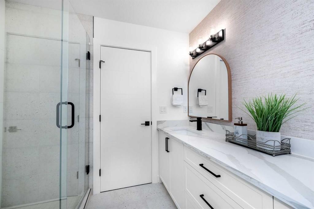 2402 Westmount Road Nw, Calgary, AB - Indoor Photo Showing Bathroom