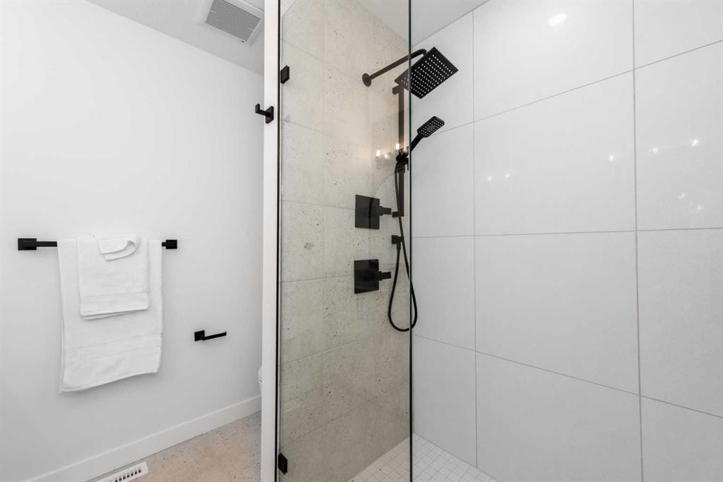 2402 Westmount Road Nw, Calgary, AB - Indoor Photo Showing Bathroom