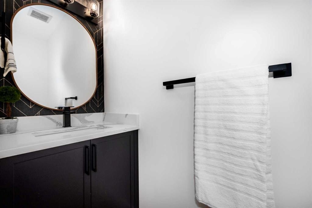 2402 Westmount Road Nw, Calgary, AB - Indoor Photo Showing Bathroom