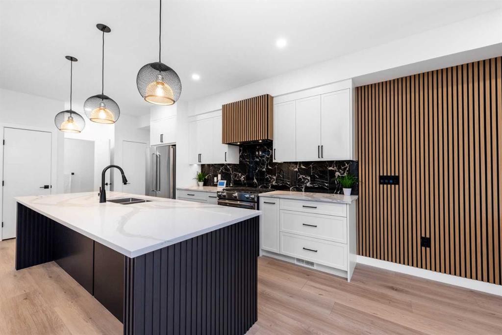 2402 Westmount Road Nw, Calgary, AB - Indoor Photo Showing Kitchen With Upgraded Kitchen