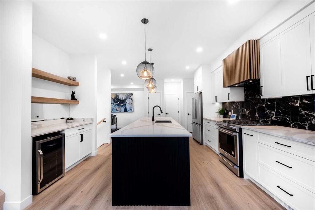 2402 Westmount Road Nw, Calgary, AB - Indoor Photo Showing Kitchen With Upgraded Kitchen