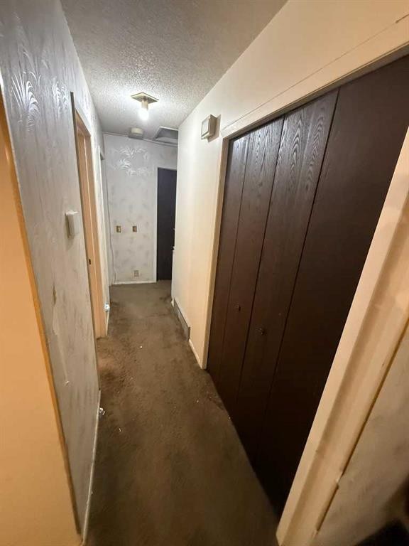 24 Bermuda Road Nw, Calgary, AB - Indoor Photo Showing Other Room