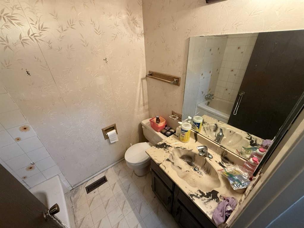 24 Bermuda Road Nw, Calgary, AB - Indoor Photo Showing Bathroom