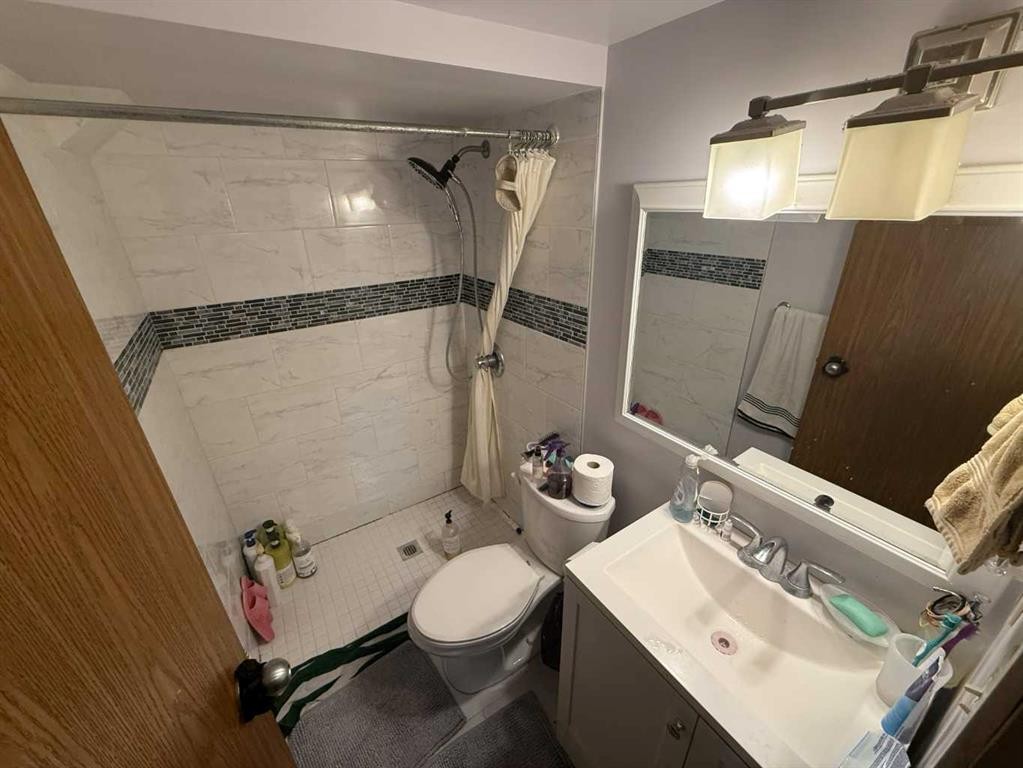 24 Bermuda Road Nw, Calgary, AB - Indoor Photo Showing Bathroom