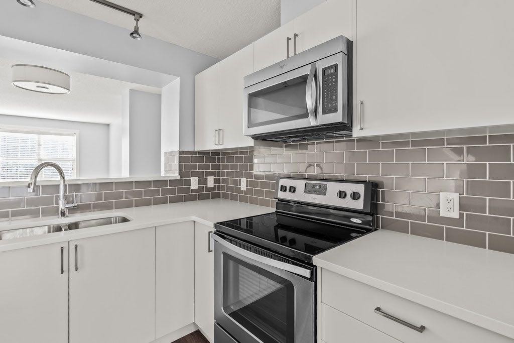 4 Evanscrest Gardens Nw, Calgary, AB - Indoor Photo Showing Kitchen With Stainless Steel Kitchen With Double Sink With Upgraded Kitchen