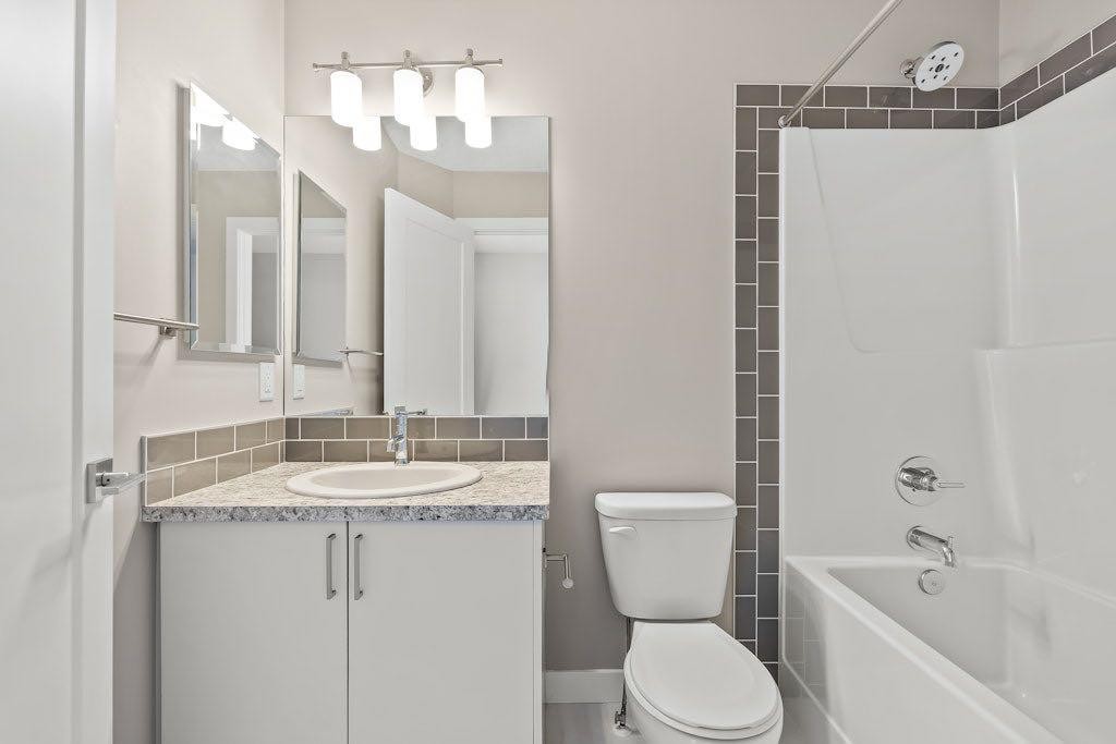 4 Evanscrest Gardens Nw, Calgary, AB - Indoor Photo Showing Bathroom