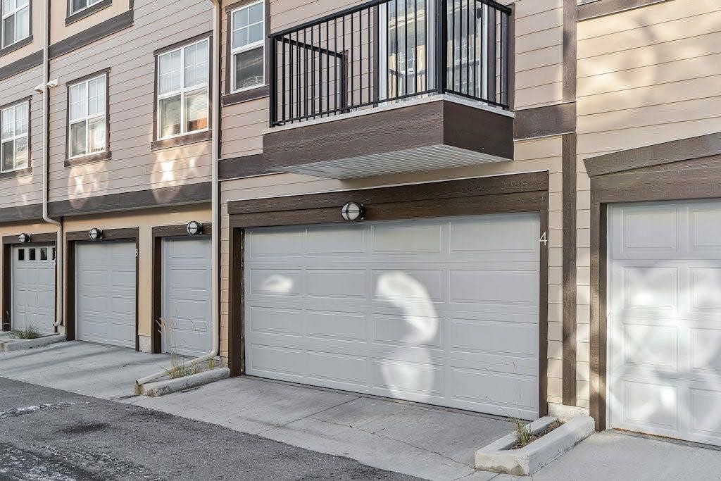 4 Evanscrest Gardens Nw, Calgary, AB - Photo Showing Garage