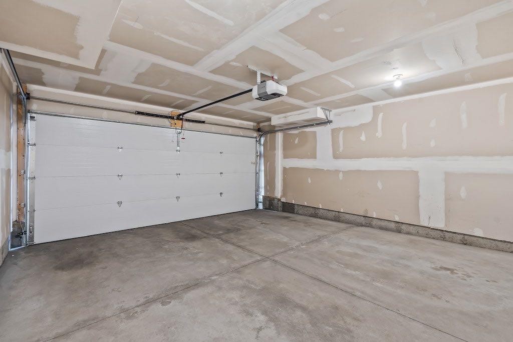 4 Evanscrest Gardens Nw, Calgary, AB - Indoor Photo Showing Garage
