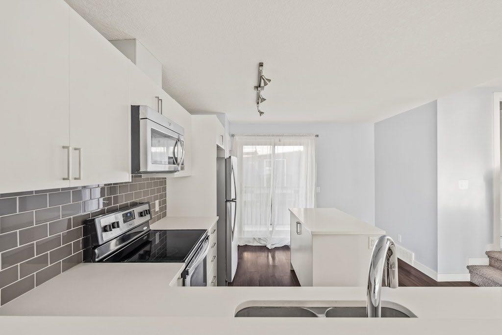4 Evanscrest Gardens Nw, Calgary, AB - Indoor Photo Showing Kitchen With Stainless Steel Kitchen With Double Sink