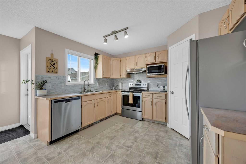 26 Saddlemead Close Ne, Calgary, AB - Indoor Photo Showing Kitchen