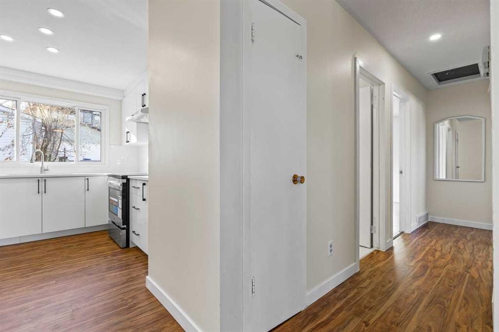 531 64 Avenue Nw, Calgary, AB - Indoor Photo Showing Other Room