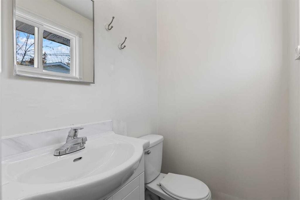 531 64 Avenue Nw, Calgary, AB - Indoor Photo Showing Bathroom