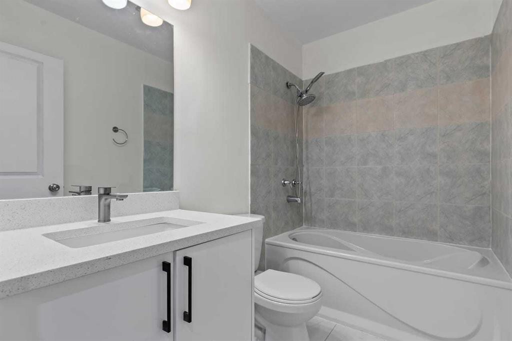 531 64 Avenue Nw, Calgary, AB - Indoor Photo Showing Bathroom