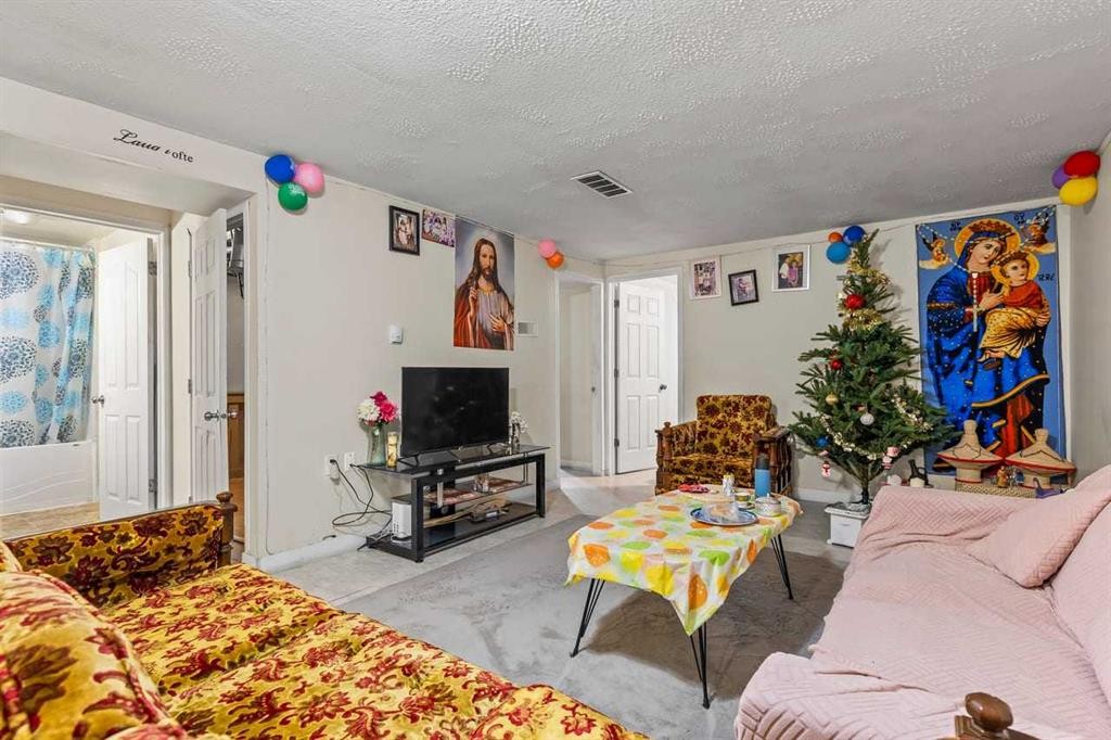 531 64 Avenue Nw, Calgary, AB - Indoor Photo Showing Living Room